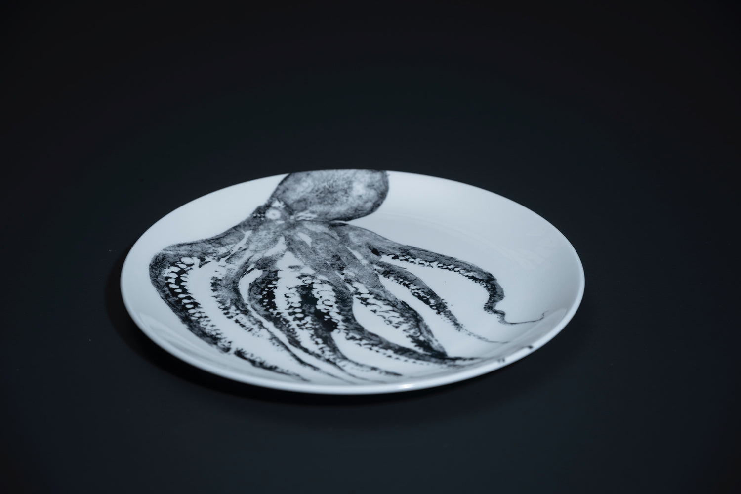 whole octopus black 10” plate